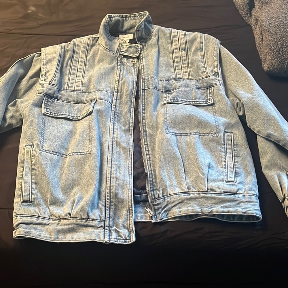 This is a vintage forever21 jeans jacket..its padded to keep you warm